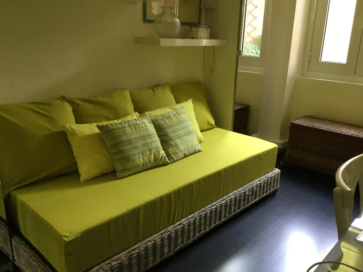 Chambre 1 Personne Avec Terrasse Centre Ville Marseille 3 Nuits Min , Femme Uniquement 0*,  Frankrijk